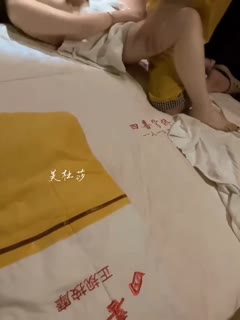【极品淫妻美杜莎】按摩店被男技师按到流水，绿帽干脆叫上技师一起3P，两个人轮换抽插，把淫妻玩到喷水